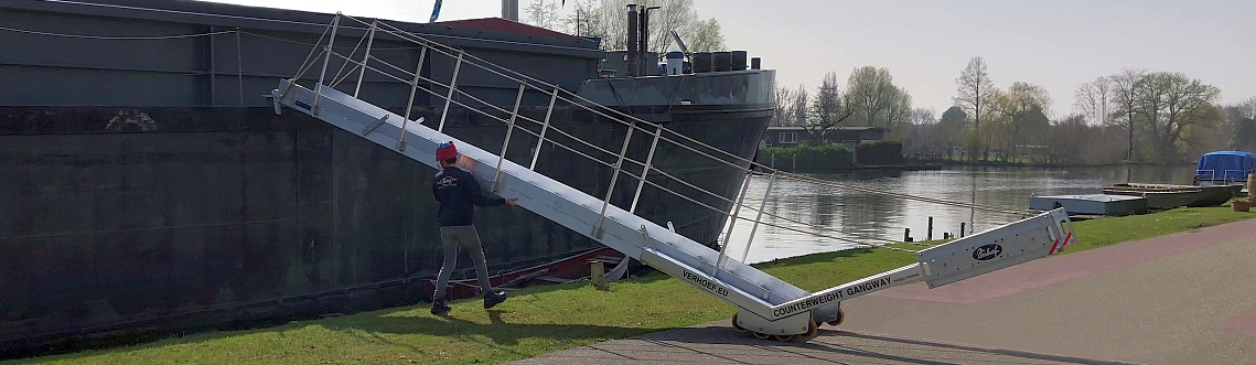 Counterweight system for ships gangways